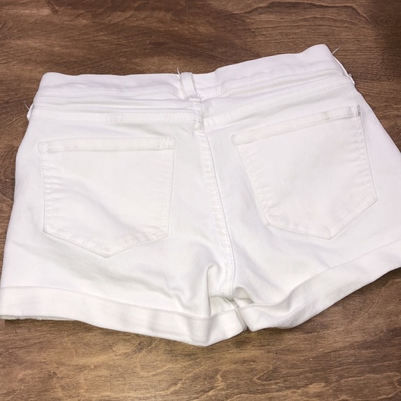 Old navy size 2 white cuffed jean shorts - Picture 2 of 6